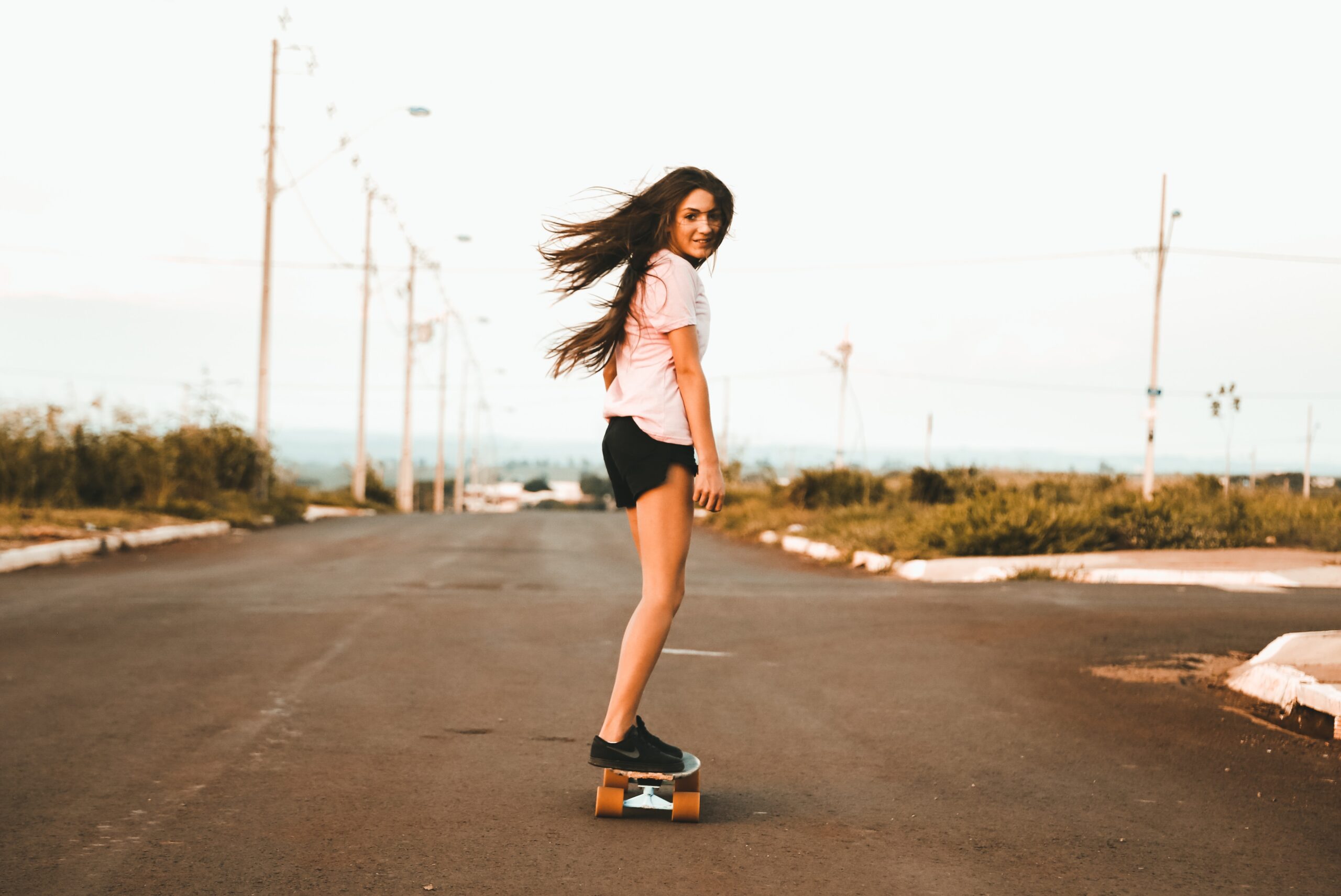 rapariga a andar de skate