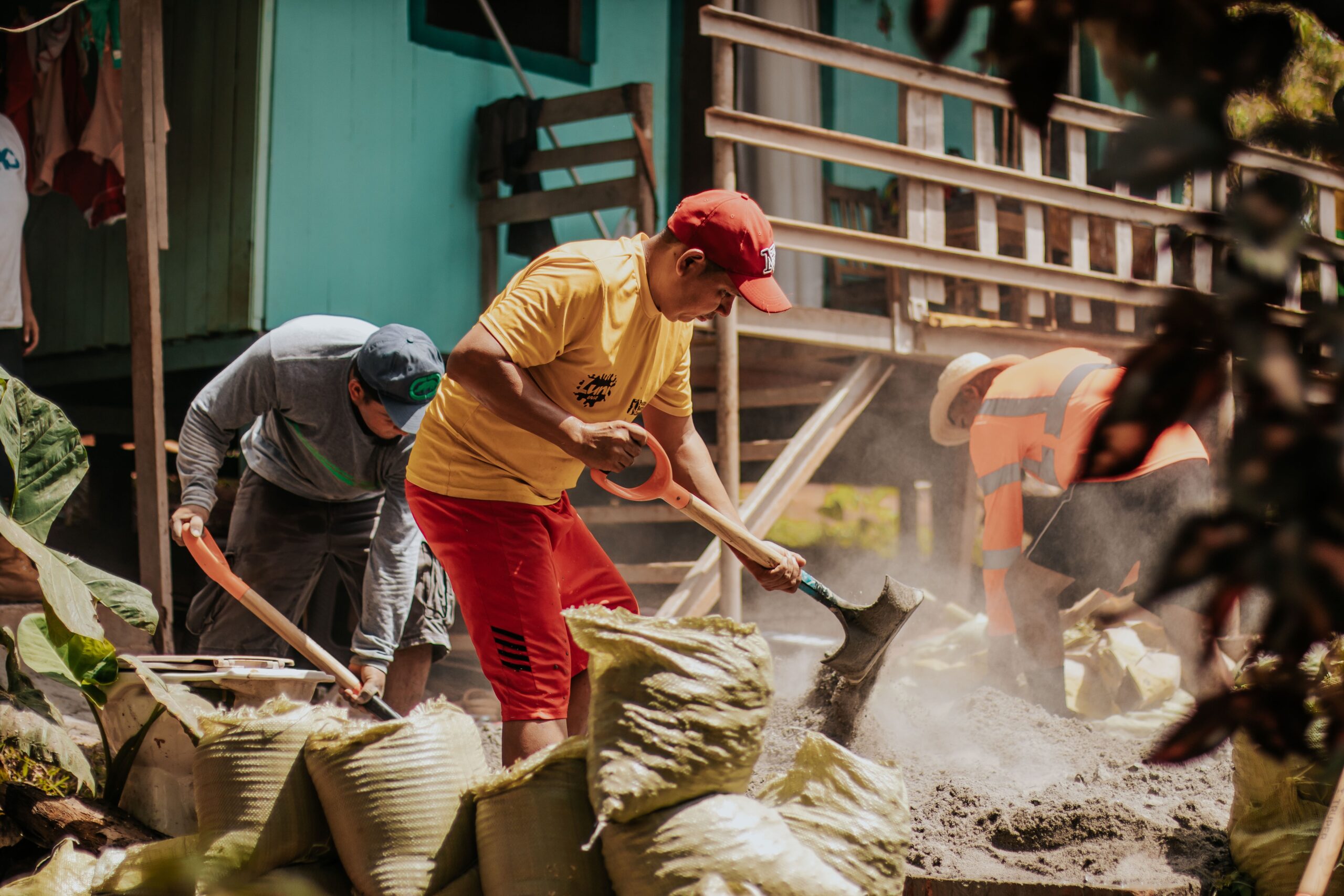 pessoas a trabalhar na construção civil